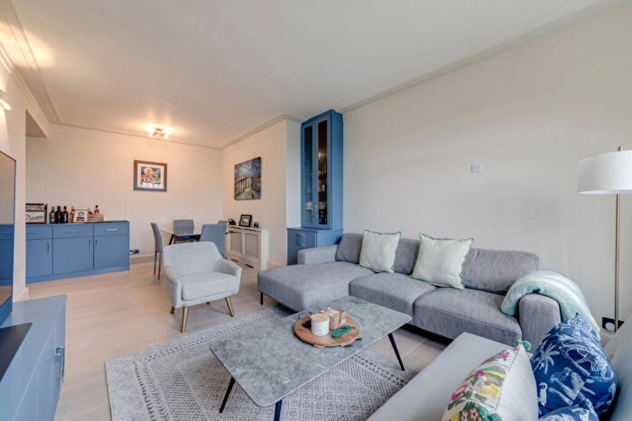 3 Bedroom Flat To Rent In Hillside Court, Finchley Road, NW3