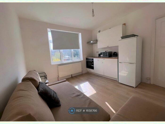 2 Bedroom Flat To Rent In Woodford Green, Woodford Green, IG8