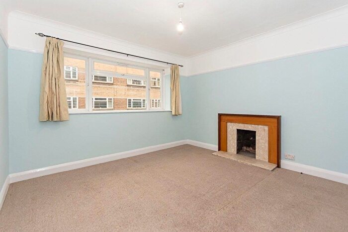 2 Bedroom Flat To Rent In Poynders Road, London, SW4