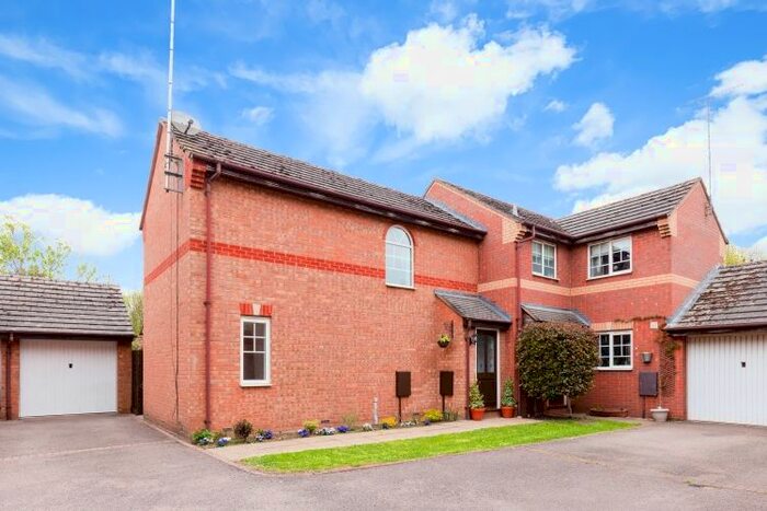 2 Bedroom Semi-Detached House To Rent In Fraser Close, Banbury, OX16