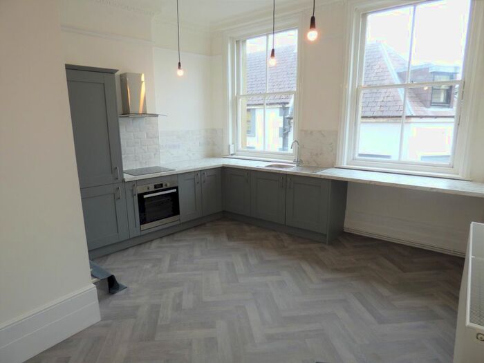 2 Bedroom Flat To Rent In King Street, Carmarthen, SA31