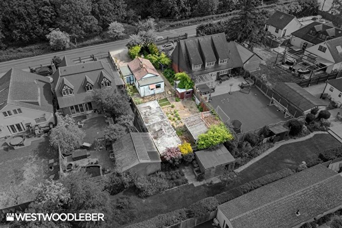 2 Bedroom Detached Bungalow For Sale In Dobbs Weir Road, Dobbs Weir, CM19