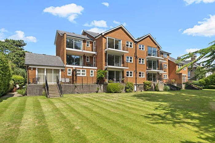 3 Bedroom Apartment To Rent In East Molesey, KT8