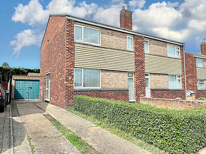 3 Bedroom Semi-Detached House To Rent In The Links, Bedford, MK42