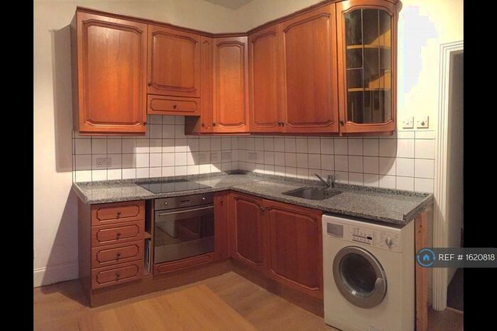 3 Bedroom Terraced House To Rent In London, London, N11