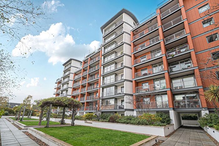 3 Bedroom Flat To Rent In Holland Gardens Brentford, Epc C, TW8