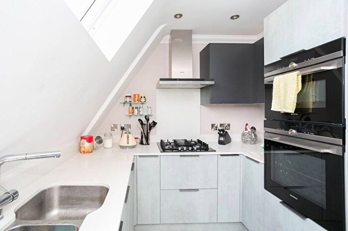 3 Bedroom Flat To Rent In Hempstead Road, Watford, Watford, WD17