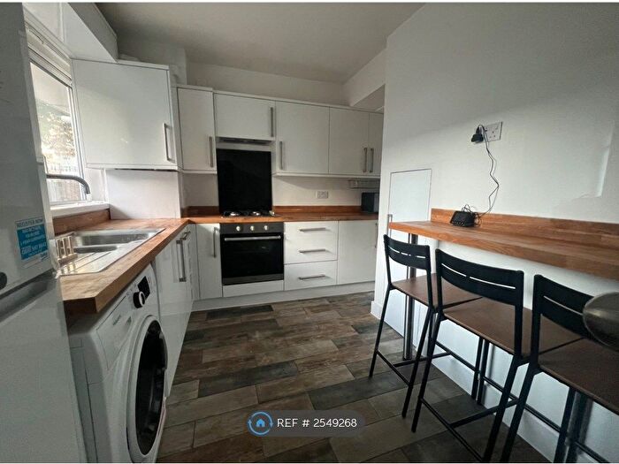 3 Bedroom Maisonette To Rent In Eldon House, London, SW9