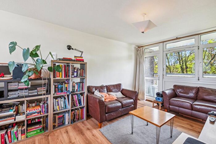 2 Bedroom Flat For Sale In Watford Close, Battersea Park, SW11