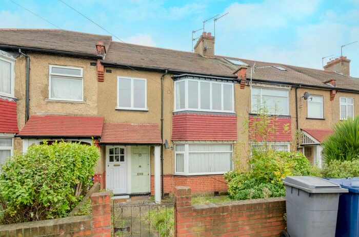 3 Bedroom Flat To Rent In Oakleigh Road North, Finchley, London, N20