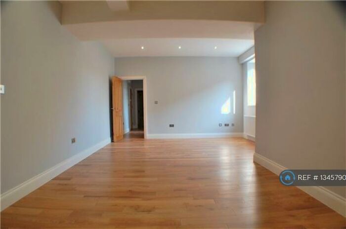 1 Bedroom Flat To Rent In Victoria Road, Horley, RH6