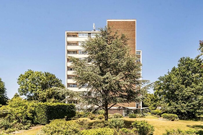 2 Bedroom Flat For Sale In The Knoll, Ealing, W13