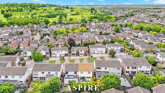 4 Bedroom Semi-Detached House For Sale In Durley Close, Benfleet, SS7