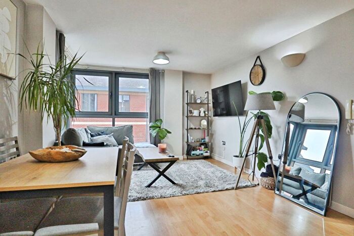 2 Bedroom Flat For Sale In City Walk, Leeds, West Yorkshire, LS11