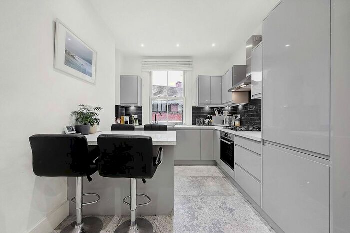 3 Bedroom Flat To Rent In Queenstown Road, Battersea Park, London, SW8