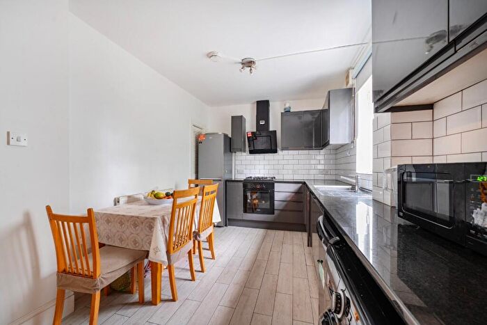 3 Bedroom Flat For Sale In East India Dock Road, London, E14