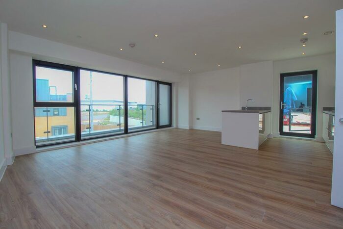 2 Bedroom Flat To Rent In Waterford House, Bayscape, Cardiff Marina, CF11
