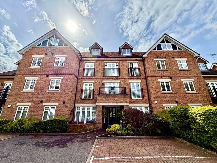 2 Bedroom Flat For Sale In High Road, Bushey Heath, WD23