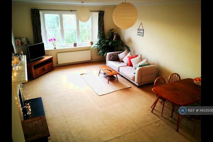 2 Bedroom Flat To Rent In Bicton Croft, Godalming, GU7