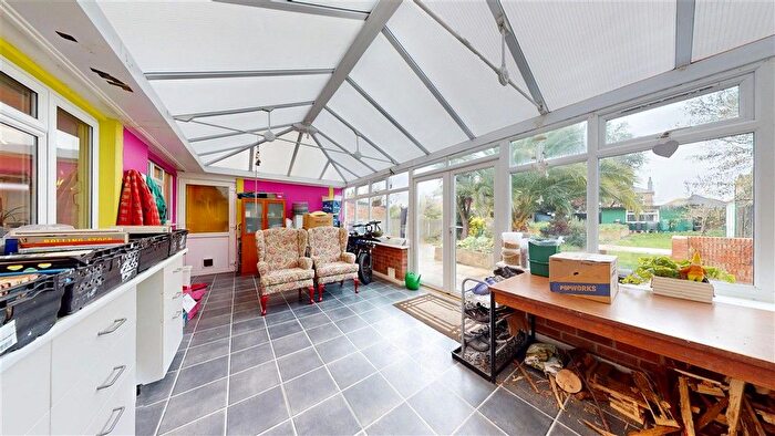 1 Bedroom Detached Bungalow For Sale In Old Green Road, Broadstairs, Kent, CT10