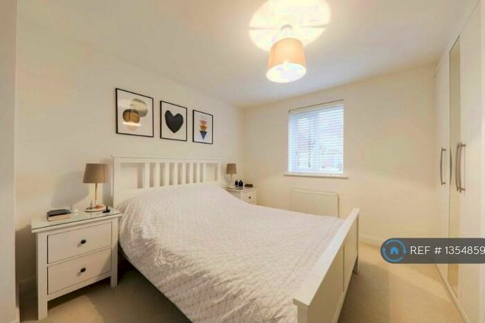 2 Bedroom Flat To Rent In Fullbrook Avenue, Spencers Wood, Reading, RG7