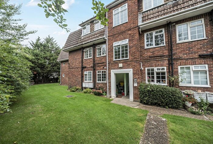 2 Bedroom Maisonette For Sale In Goodwood Close, Morden, SM4