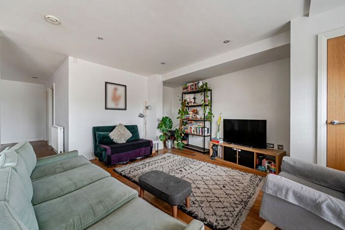 2 Bedroom Flat For Sale In Bird In Hand Passage, London, SE23