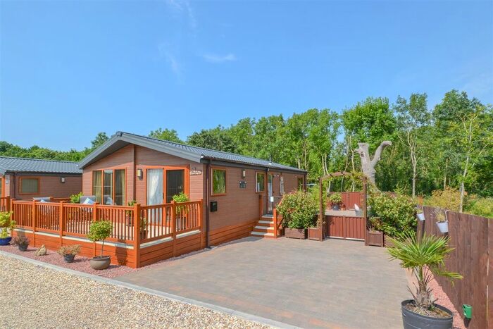 2 Bedroom Mobile/park Home For Sale In Bourne Road, Defford, Worcester, WR8