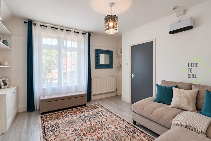 2 Bedroom Maisonette For Sale In Victoria Road, Barnet, EN4