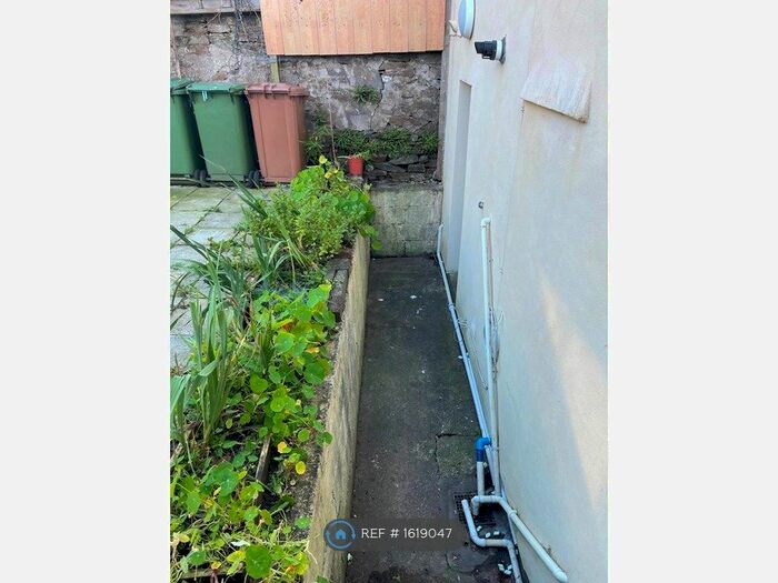 2 Bedroom Flat To Rent In Commercial Street, Aberbargoed, Bargoed, CF81