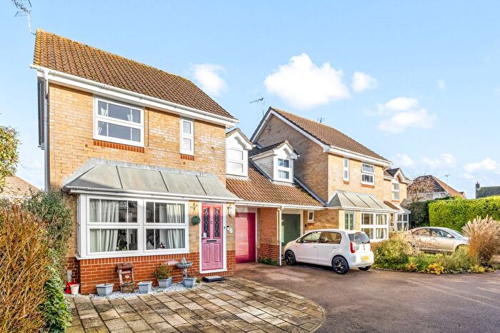 3 Bedroom Link Detached House For Sale In Earles Meadow, Horsham, RH12