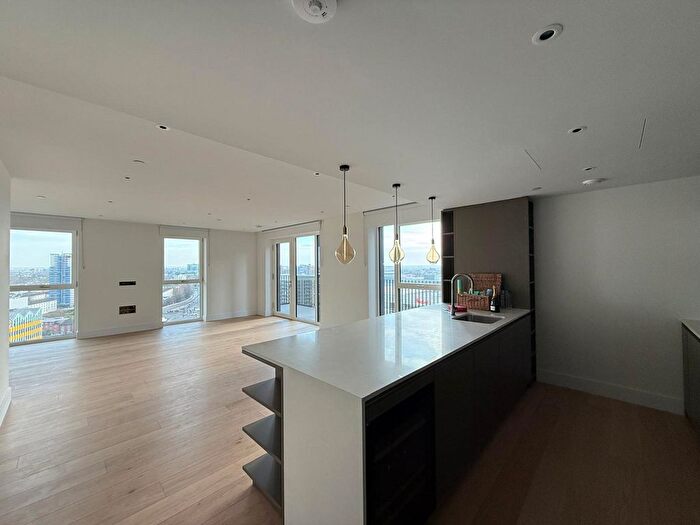 3 Bedroom Flat To Rent In Cascade Way, London, W12