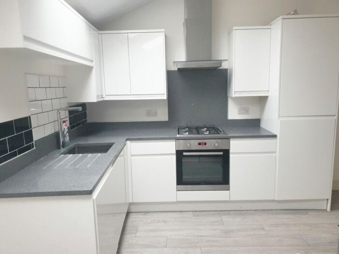1 Bedroom Flat To Rent In Jhumat Place, Ilford, Essex, IG1