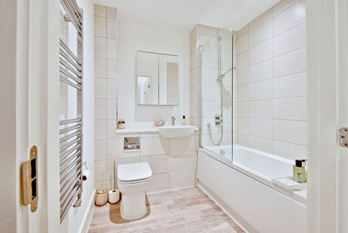 2 Bedroom Flat For Sale In Grosvenor Road, Westcliff-On-Sea, Essex, SS0