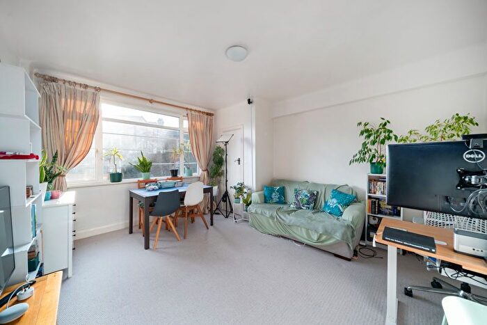 1 Bedroom Flat For Sale In Balham High Road, London, SW17