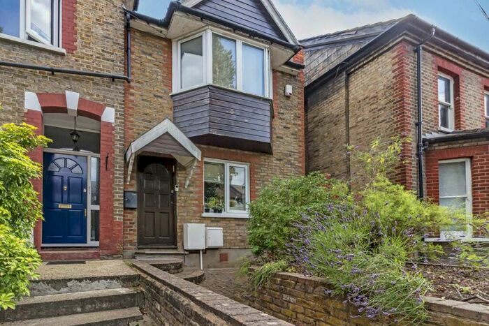 4 Bedroom Semi-Detached House To Rent In Avenue Road, Finchley, N12
