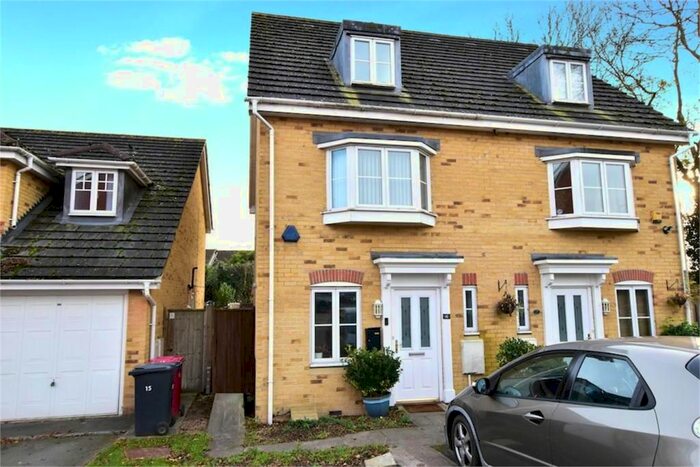 3 Bedroom Town House To Rent In Broomfield Gate, Slough, SL2