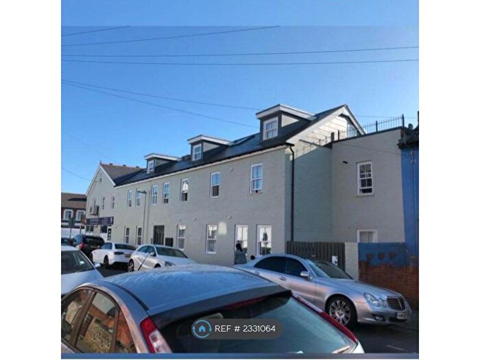 2 Bedroom Flat To Rent In Connaught Road, Reading, RG30