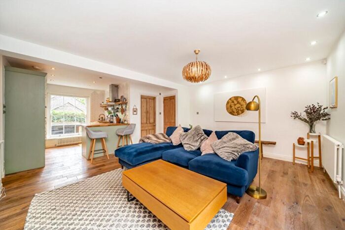 2 Bedroom Flat For Sale In Lauriston Road, Homerton, E9 - Photo 3