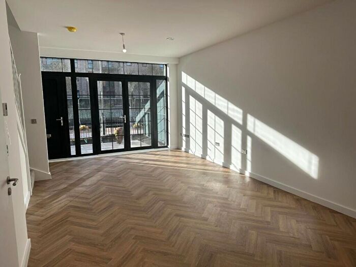 4 Bedroom Town House To Rent In Shale Lane, Manchester, Greater Manchester, M5
