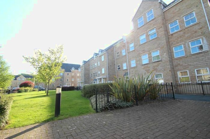 2 Bedroom Flat To Rent In Waters Walk, Bradford, West Yorkshire, BD10
