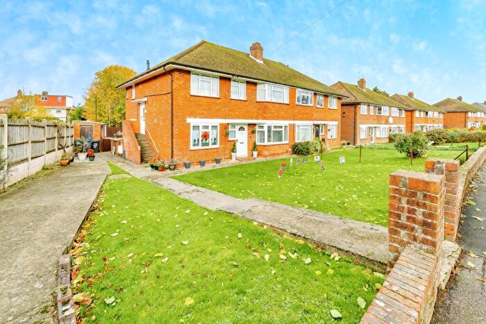 2 Bedroom Maisonette For Sale In Waddington Avenue, Coulsdon, CR5