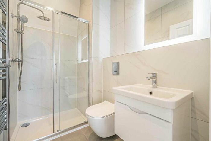 Flat To Rent In Harrow Road, Kensal Green, NW10