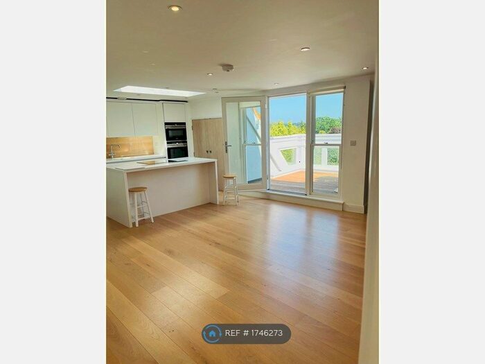 2 Bedroom Flat To Rent In King Georges Walk, Esher, KT10