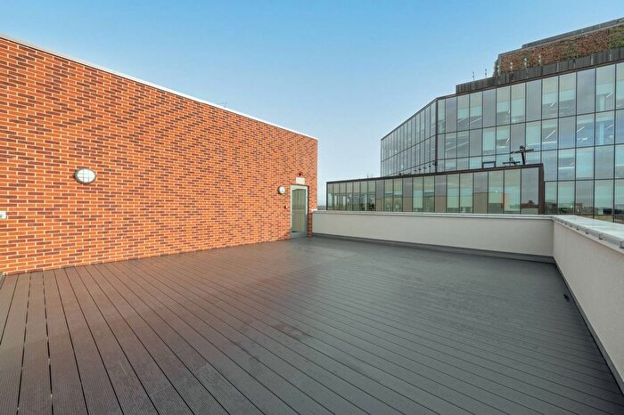 2 Bedroom Flat For Sale In Junction Court, Watford, WD17