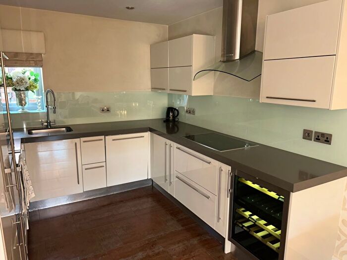 2 Bedroom Flat To Rent In Manor Road, Chigwell, IG7