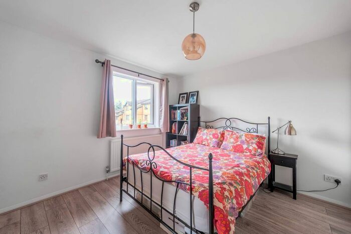 2 Bedroom Flat To Rent In Cornmow Drive, Dollis Hill, London, NW10