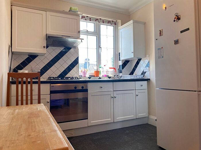 2 Bedroom Flat To Rent In Ballards Lane, London, N3