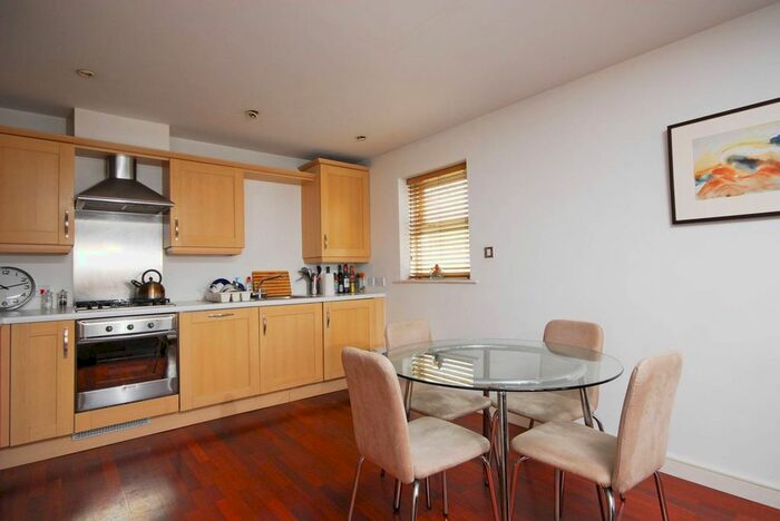 2 Bedroom Flat To Rent In Barrington Court, Stockwell, London, SW4