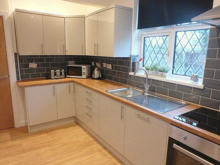 5 Bedroom End Of Terrace House To Rent In Honeysuckle Road, Southampton, SO16